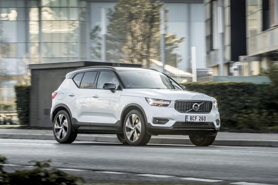  Volvo XC40 T5 Plug-in Hybrid R-Design 2020 года  (UK) (фото 1 из 40)